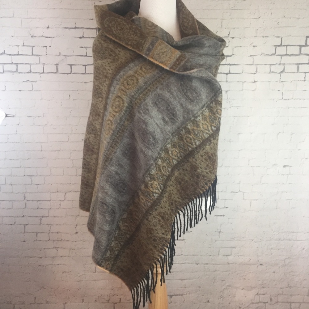 Bloomingdale's Made in Italy Travel Wrap